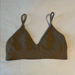 Skims Soft V-Neck Bralette in Brown, Size Medium